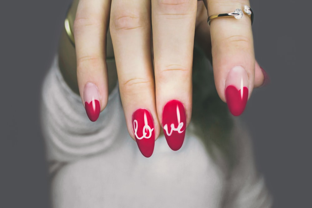 Kreatívny nail art s nápisom