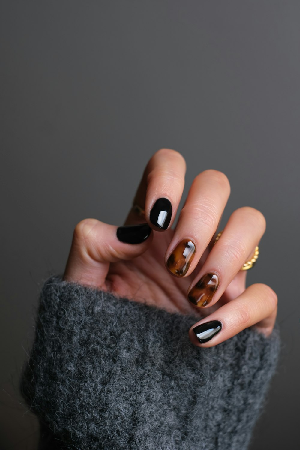Moderný tmavý nail art